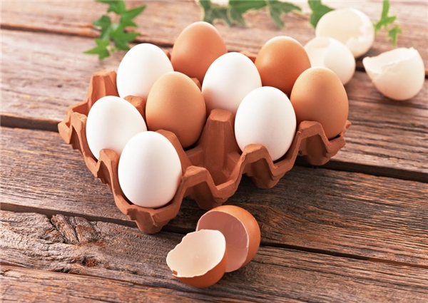 Trứng gà màu nâu hay màu trắng thì bổ hơn
