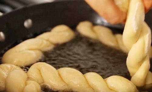 Cách làm bánh vặn thừng phủ bột quế