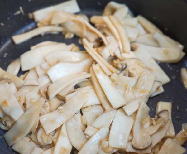 Cách làm nấm đùi gà xào tỏi