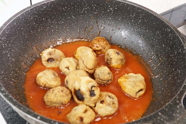 Cách làm nấm nhồi thịt sốt cà chua