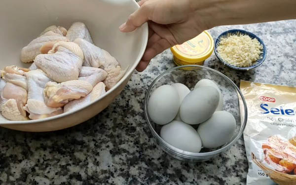 Cách làm cánh gà chiên sốt trứng muối